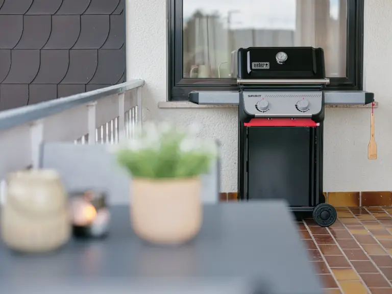 Sapphire White outdoor area with Weber grill