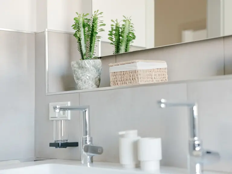 Bathroom décor in the Stay Eden MOONSTONE GREEN apartment in Ramstein, featuring modern styling, clean surfaces, and coordinated accents.