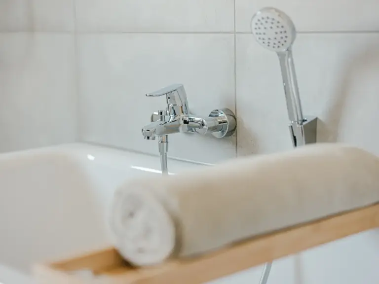 Bathtub in the Stay Eden MOONSTONE GREEN apartment’s bathroom in Ramstein, set in a clean, modern interior.