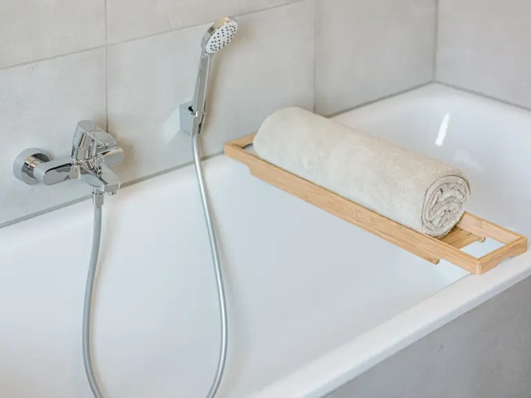 Bathroom in the Stay Eden MOONSTONE GREEN apartment in Ramstein, featuring a modern bathtub and clean, bright design.