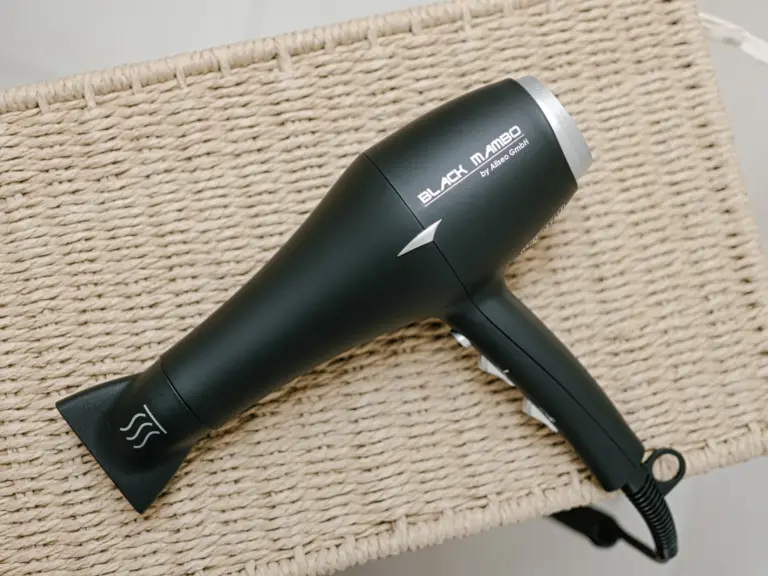 Bathroom in the Stay Eden MOONSTONE GREEN apartment in Ramstein, equipped with a mounted hairdryer and modern fixtures.
