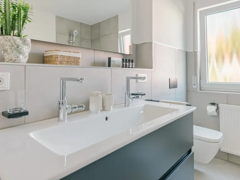 Bathroom in the Stay Eden MOONSTONE GREEN apartment in Ramstein, featuring a large modern washbasin and clean, bright décor.