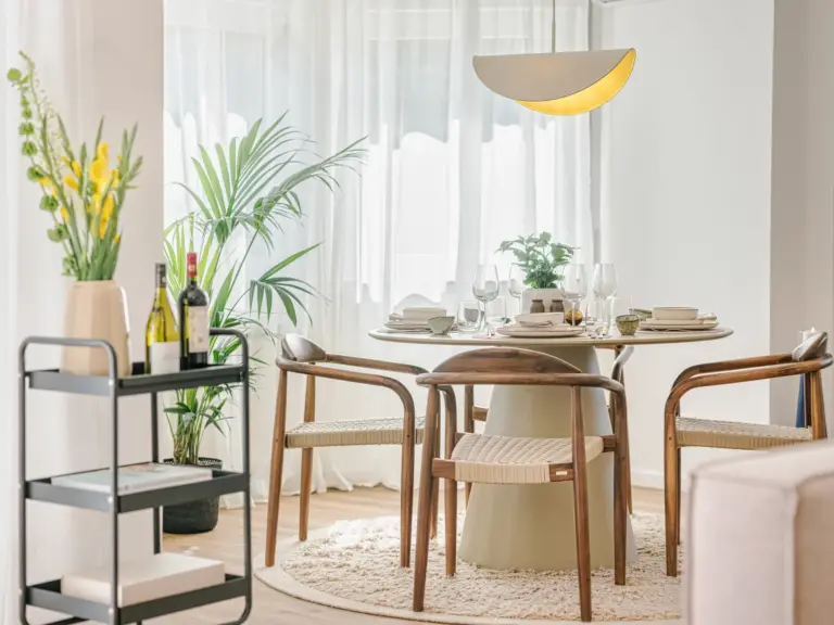 Cozy dining area in the Stay Eden MOONSTONE GREEN apartment in Ramstein, featuring a modern table setup with warm décor.