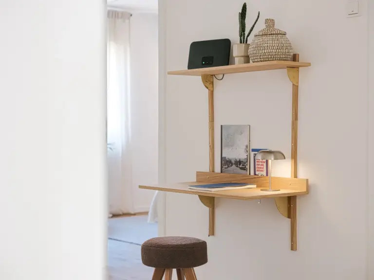 Dedicated workspace in the Stay Eden MOONSTONE GREEN apartment in Ramstein, featuring a modern desk and comfortable chair.