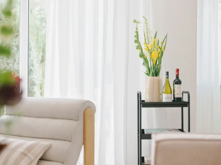 Open living and dining space in the Stay Eden MOONSTONE GREEN apartment in Ramstein, furnished in a modern and cohesive style.