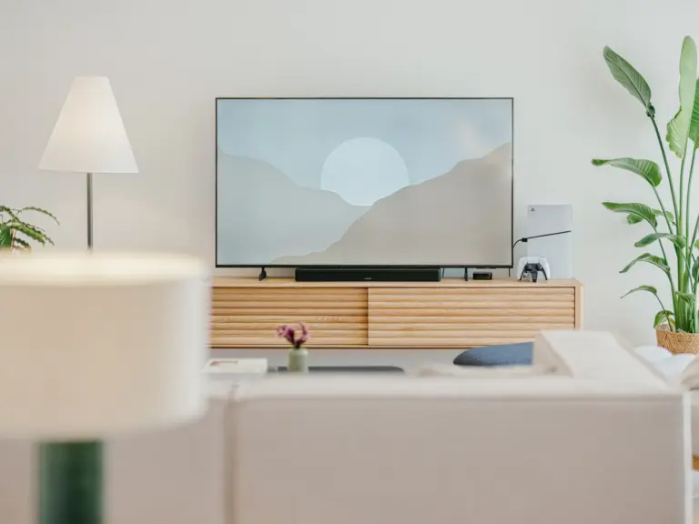 4K smart TV mounted in the living room of the Stay Eden MOONSTONE GREEN apartment in Ramstein, part of the modern entertainment setup.