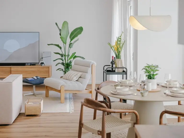 Combined living room and dining area in the Stay Eden MOONSTONE GREEN apartment in Ramstein, featuring modern furnishings and a bright open layout.