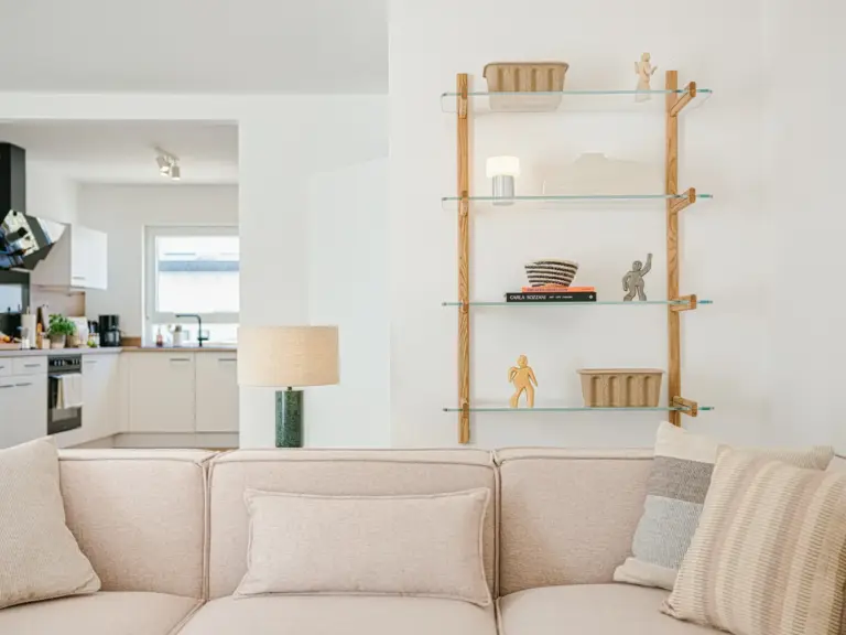 Modern décor in the living room of the Stay Eden MOONSTONE GREEN apartment in Ramstein, featuring decorative accents and a stylish interior design.