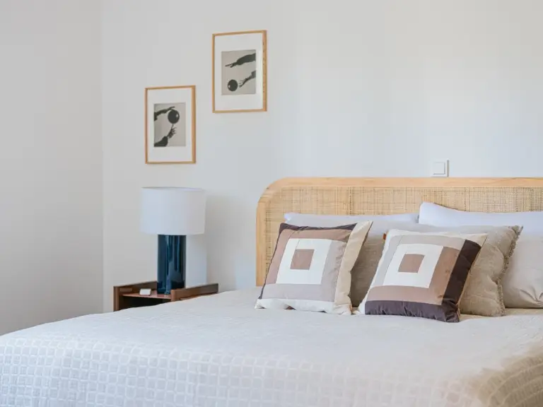 Master bedroom in the Stay Eden MOONSTONE GREEN apartment in Ramstein, featuring a comfortable king-size bed with modern bedding.