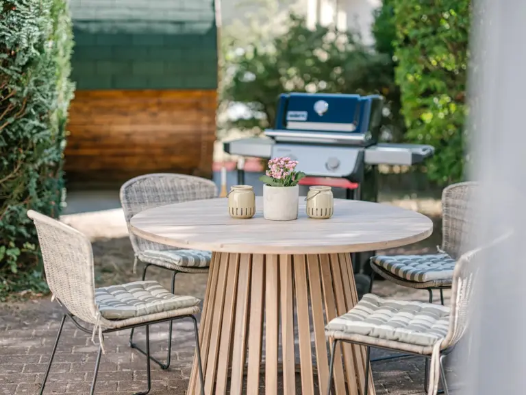 Private terrace at the Stay Eden MOONSTONE GREEN apartment in Ramstein, featuring outdoor seating in a quiet, well-kept area.