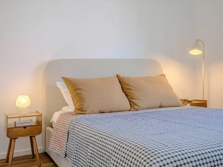 Second bedroom in the Stay Eden MOONSTONE GREEN apartment in Ramstein, featuring soft ambient lighting and modern décor.