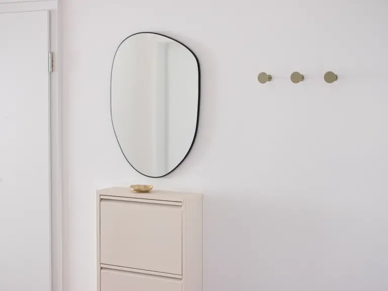 Coat wardrobe with mirror in the entrance area at Stay Eden MOONSTONE GREEN, Ramstein TLA apartment.