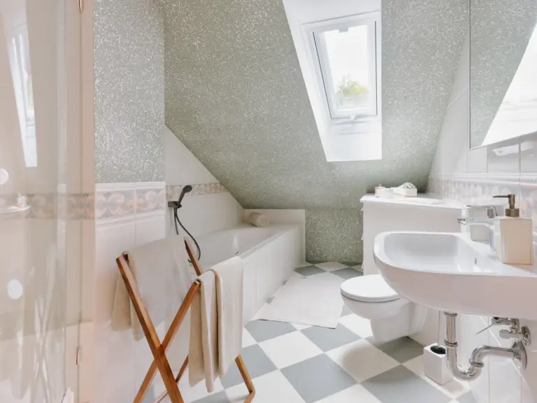 Modern bathroom with shower, bathtub and bright tiles at Stay Eden TOPAZ BLUE near Ramstein Air Base.