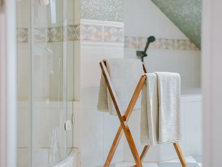 Bathroom with wooden towel stand and modern decor at Stay Eden TOPAZ BLUE near Ramstein Air Base.