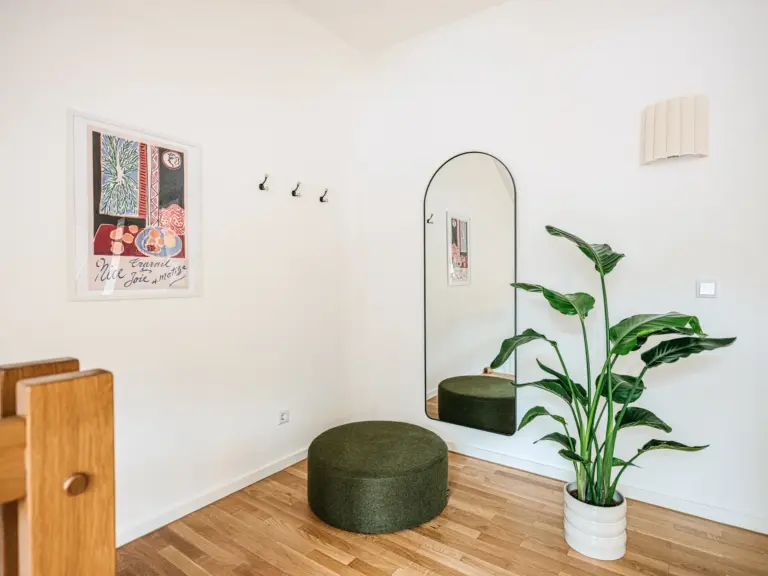 Entrance area with wardrobe and modern decor at Stay Eden TOPAZ BLUE near Ramstein Air Base.
