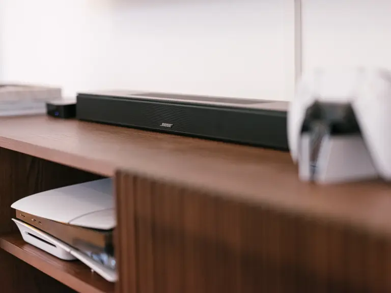 Living room with BOSE soundbar and Smart TV at Stay Eden TOPAZ BLUE near Ramstein Air Base.