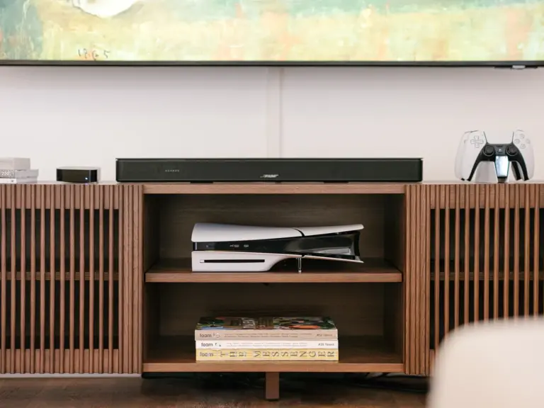 Living room with PlayStation 5 and 4K Smart TV at Stay Eden TOPAZ BLUE near Ramstein Air Base.