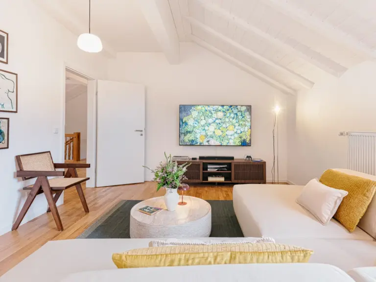 Living room with cozy couch and Smart TV at Stay Eden TOPAZ BLUE near Ramstein Air Base.