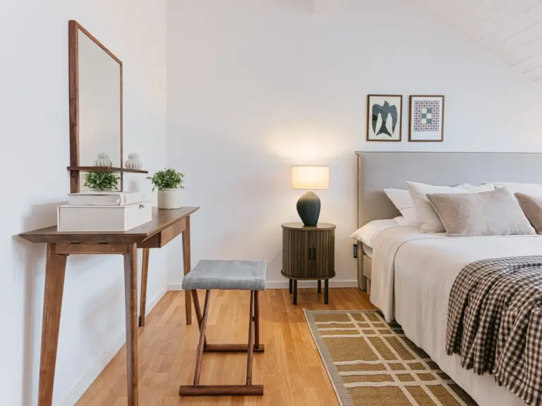 Master bedroom with console table and king-size bed at Stay Eden TOPAZ BLUE near Ramstein Air Base.