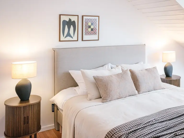 Master bedroom with king-size bed and modern decor at Stay Eden TOPAZ BLUE near Ramstein Air Base.
