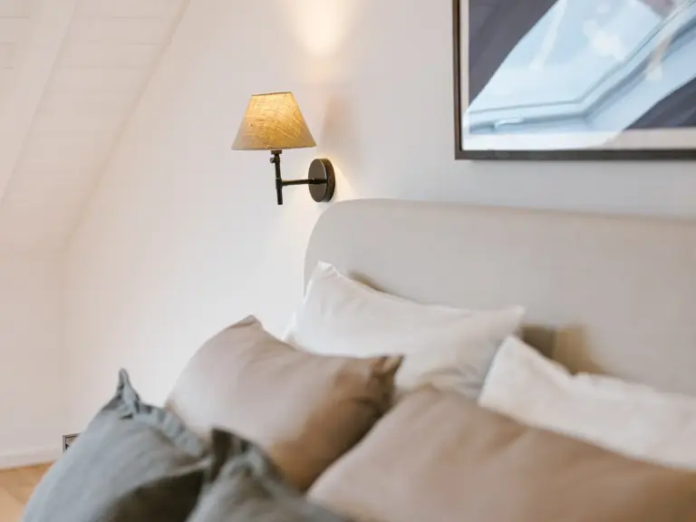 Second bedroom with cozy pillows and king-size bed at Stay Eden TOPAZ BLUE near Ramstein Air Base.