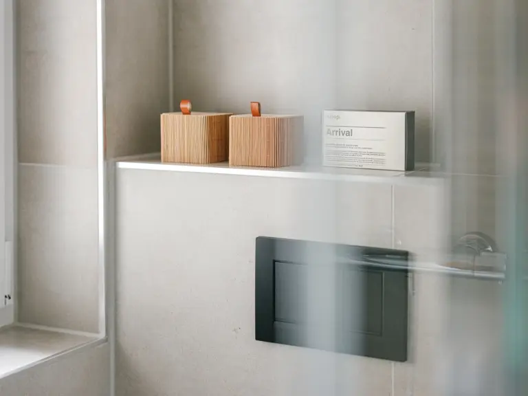 Modern bathroom with walk-in shower, heated towel rack and essentials at Stay Eden TOPAZ GREEN near Ramstein Air Base.