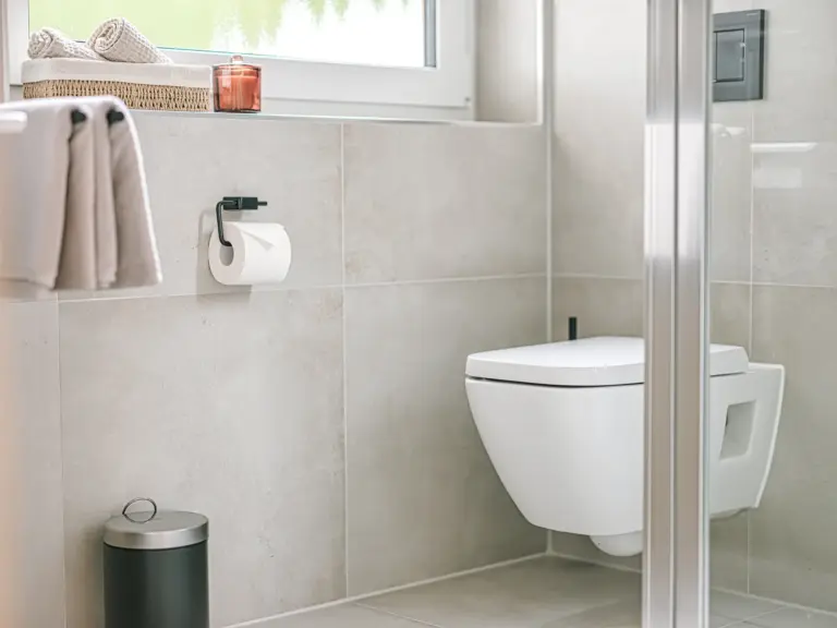 Modern bathroom with toilet and clean light tiles at Stay Eden TOPAZ GREEN near Ramstein Air Base.