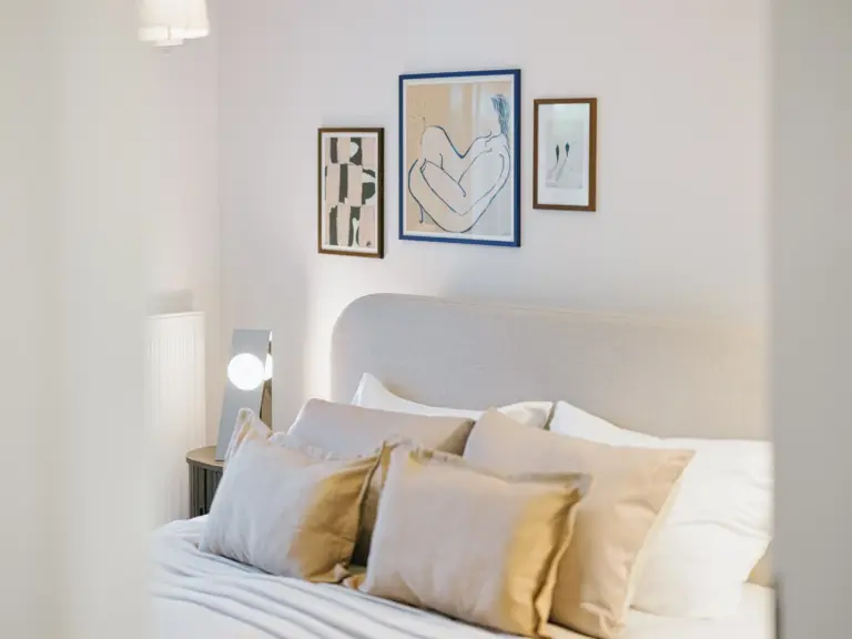 Bright master bedroom with king-size bed and natural tones at Stay Eden TOPAZ GREEN near Ramstein Air Base.