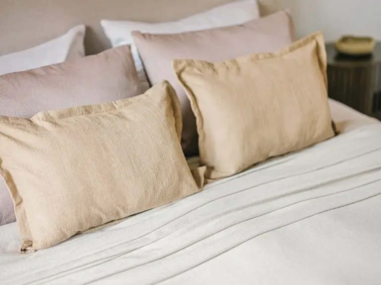Master bedroom with cozy pillows and king-size bed at Stay Eden TOPAZ GREEN near Ramstein Air Base.