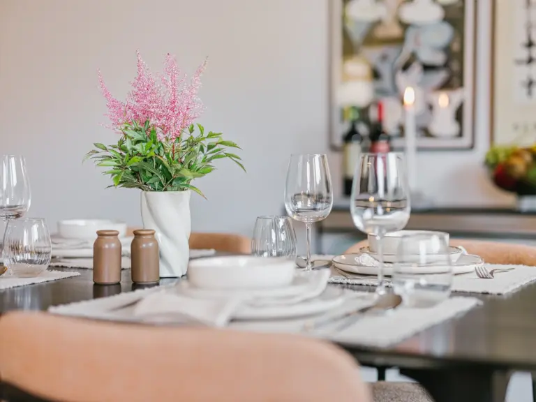Dining table with plant centerpiece in the dining room at Stay Eden TOPAZ GREEN near Ramstein Air Base.