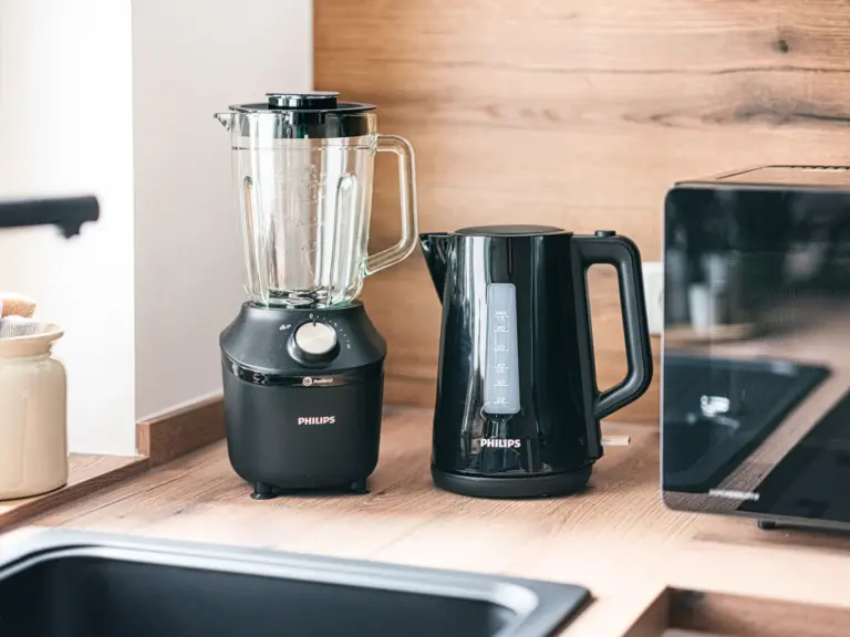 Kitchen with blender, electric kettle and modern appliances at Stay Eden TOPAZ GREEN near Ramstein Air Base.