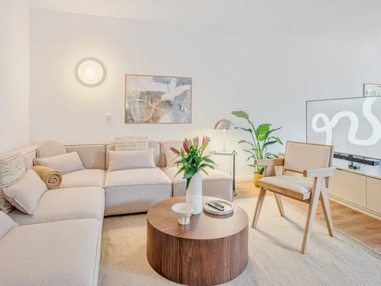Full view of living room with modern decor and Smart TV at Stay Eden TOPAZ GREEN near Ramstein Air Base.