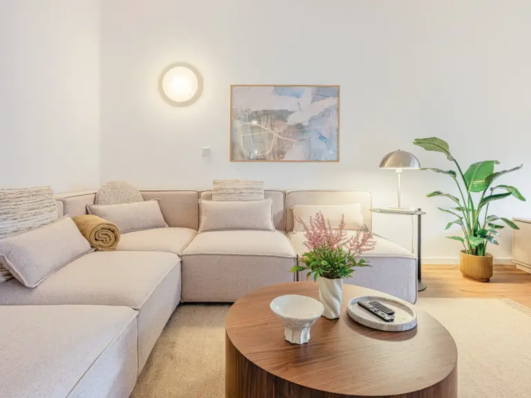 Modern living room with Smart TV and elegant decor at Stay Eden TOPAZ GREEN near Ramstein Air Base.