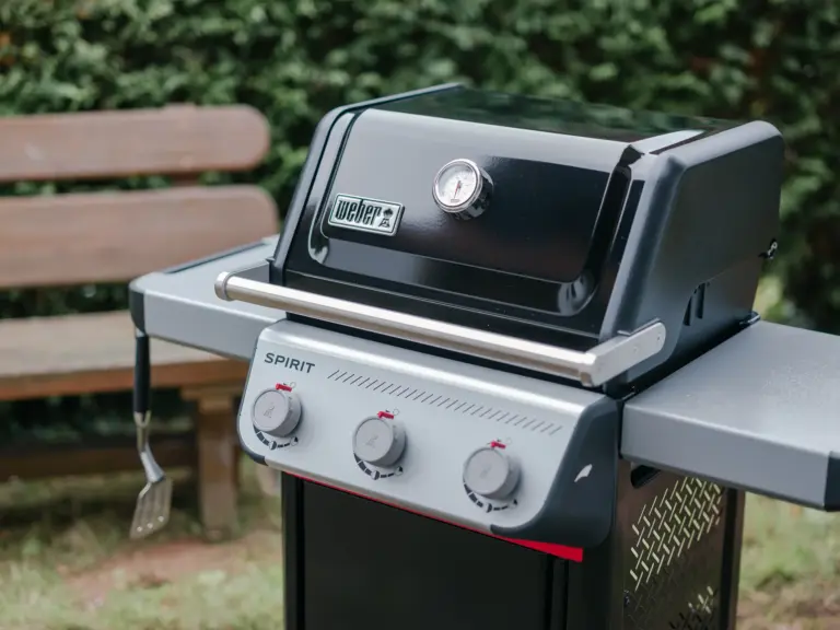 Outdoor area with Weber grill and seating at Stay Eden TOPAZ GREEN near Ramstein Air Base.