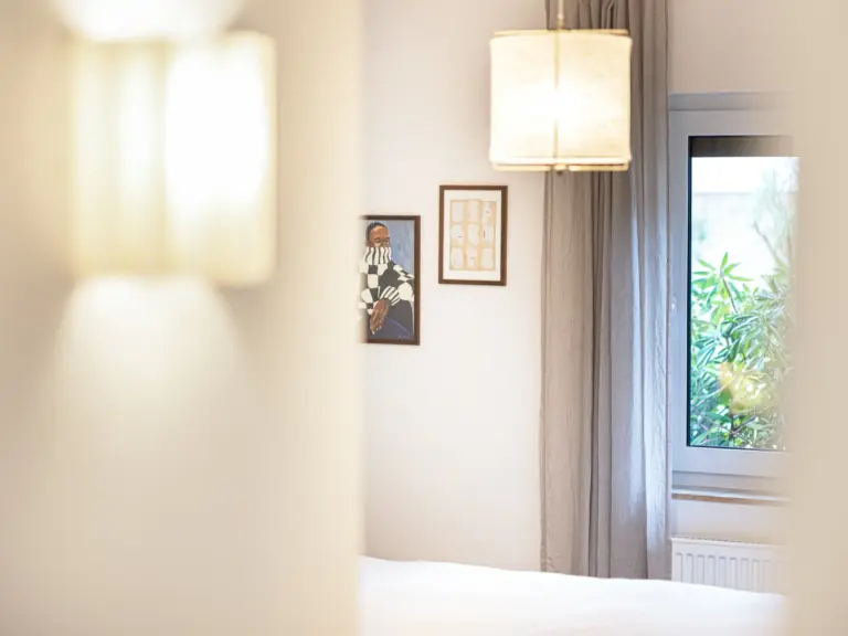 Second bedroom with modern decor and queen-size bed at Stay Eden TOPAZ GREEN near Ramstein Air Base.