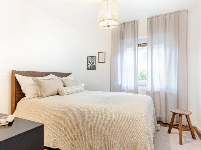 Second bedroom with queen-size bed and modern furnishings at Stay Eden TOPAZ GREEN near Ramstein Air Base.