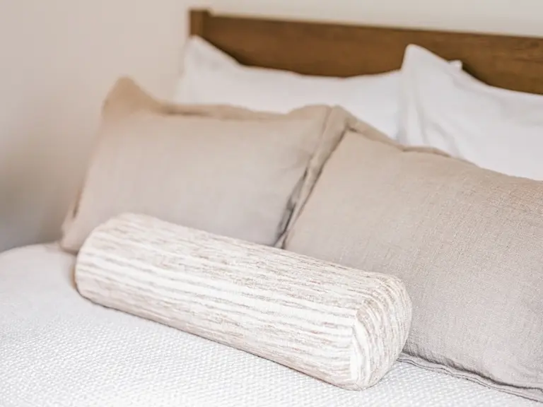 Second bedroom with cozy pillows and queen-size bed at Stay Eden TOPAZ GREEN near Ramstein Air Base.