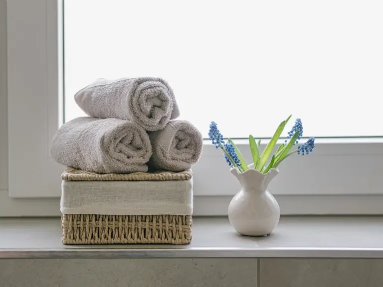 Bathroom in the Stay Eden SAPPHIRE BLUE apartment in Ramstein, featuring neatly arranged plush towels and modern décor.