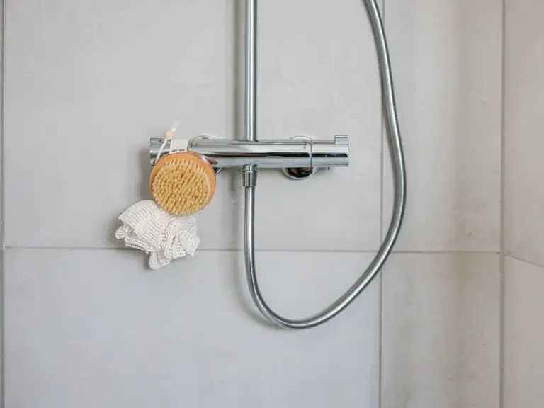 Bathroom in the Stay Eden SAPPHIRE BLUE apartment in Ramstein, featuring a modern walk-in shower with clean, minimalist design.