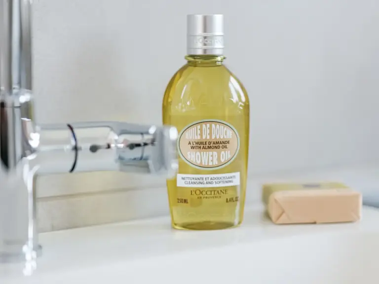 Bathroom in the Stay Eden SAPPHIRE BLUE apartment in Ramstein, featuring complimentary soap and modern bathroom essentials.