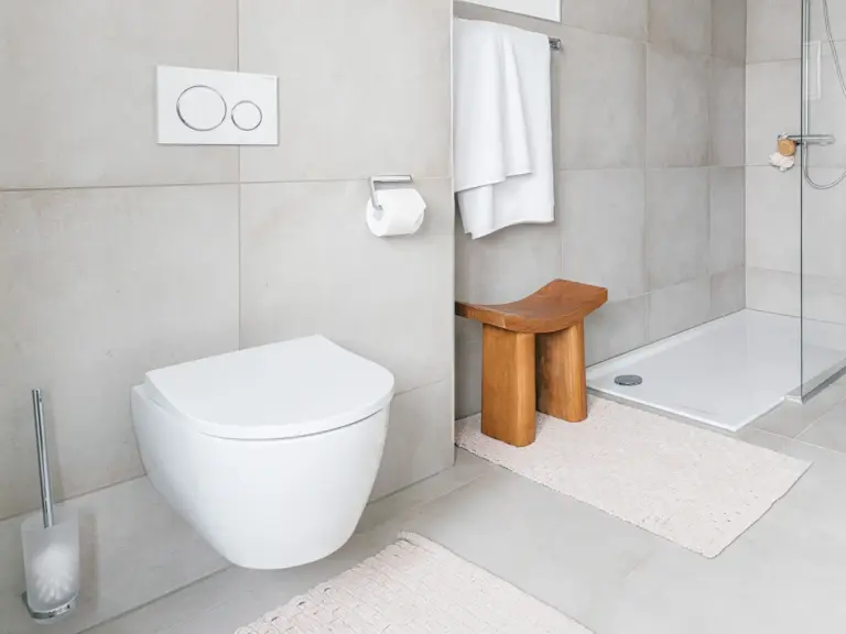 Bathroom in the Stay Eden SAPPHIRE BLUE apartment in Ramstein, featuring a walk-in shower and modern toilet in a clean, bright layout.