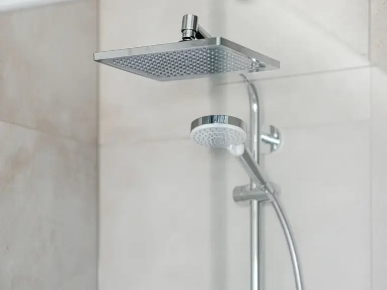 Bathroom in the Stay Eden SAPPHIRE BLUE apartment in Ramstein, featuring a sleek walk-in shower with modern tiling.