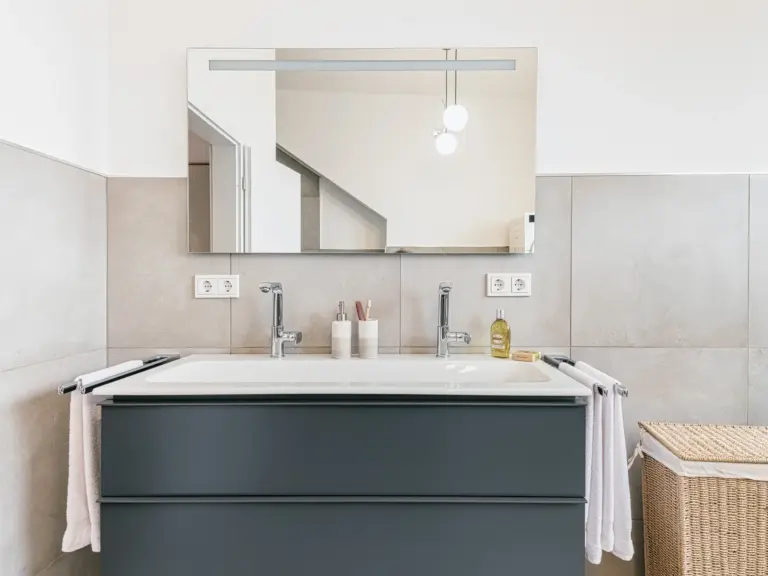 Bathroom in the Stay Eden SAPPHIRE BLUE apartment in Ramstein, featuring a modern washbasin with clean, minimalist design.