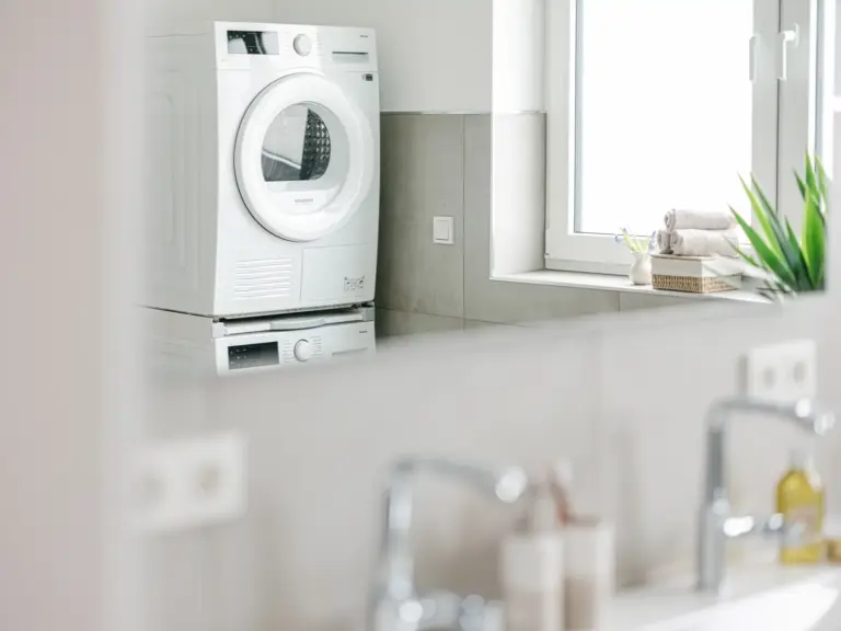 Bathroom in the Stay Eden SAPPHIRE BLUE apartment in Ramstein, featuring an in-unit washer and dryer for guest use.