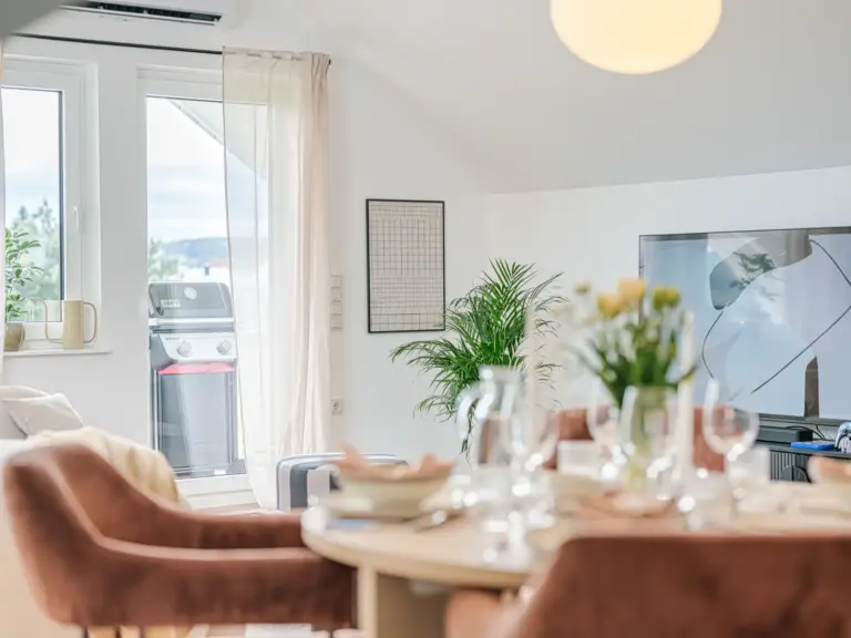 Bright dining area in the Stay Eden SAPPHIRE BLUE apartment in Ramstein, featuring a modern dining table with stylish seating.