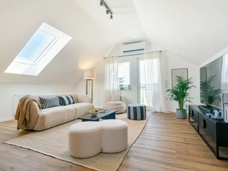 Bright living room in the Stay Eden SAPPHIRE BLUE apartment in Ramstein, featuring modern décor, cozy seating, and natural light.