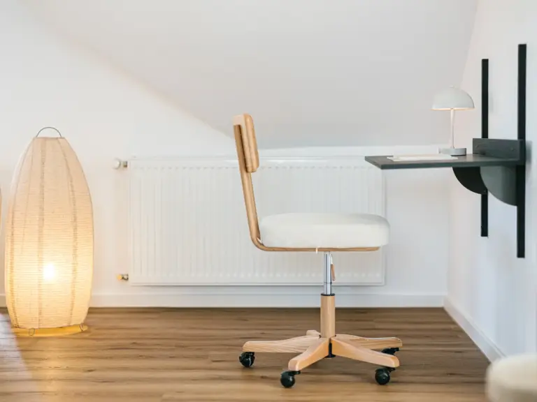 Dedicated workspace in the Stay Eden SAPPHIRE BLUE apartment in Ramstein, featuring a modern desk, chair, and clean setup for productive work.