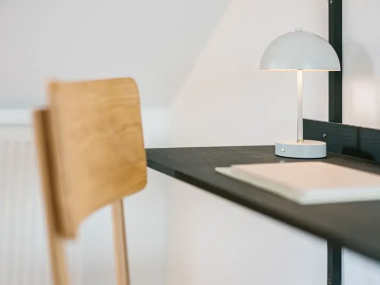 Dedicated workspace in the Stay Eden SAPPHIRE BLUE apartment in Ramstein, featuring a modern desk and ergonomic chair.