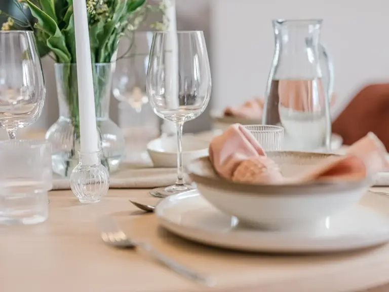 Dining area in the Stay Eden SAPPHIRE BLUE apartment in Ramstein, featuring modern tableware arranged on a stylish dining table.
