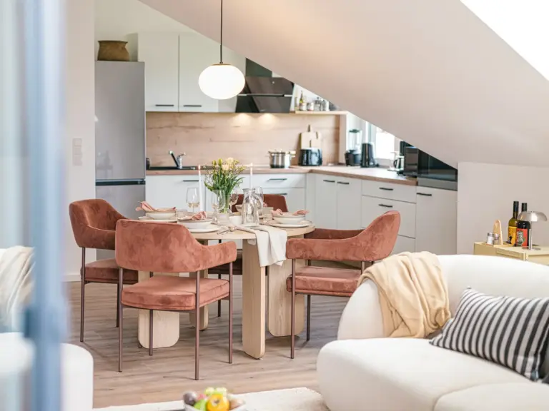Dining area in the Stay Eden SAPPHIRE BLUE apartment in Ramstein, featuring a modern table, comfortable seating, and bright décor.